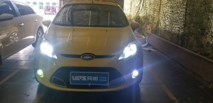 新鄉(xiāng)福特嘉年華改裝汽車大燈加裝惡魔眼車探路者改燈專業(yè)改裝透鏡