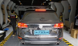 重慶汽車音響改裝案例之重慶渝大昌大眾途銳汽車音響無損改裝德國零點三分頻 低音備胎倒模