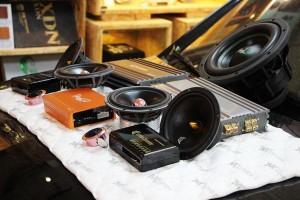汽車音響改裝多少錢？選什么配置好? 重慶久聲威霆汽車音響改裝黃金聲學作業(yè)