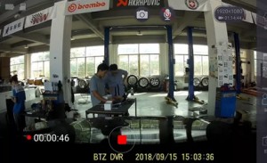 寶馬X5內(nèi)后視鏡改裝隱藏式行車記錄儀-車螞蟻汽車改裝俱樂部