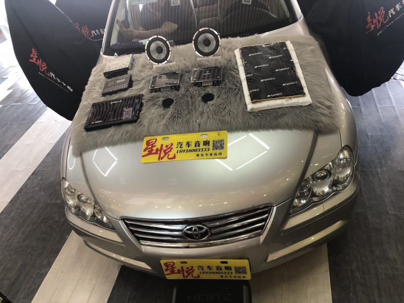 汕頭星悅汽車音響豐田銳志升級(jí)四門后尾箱山水隔音降噪改裝法國(guó)勁浪165WRC小烏托邦主動(dòng)兩分頻