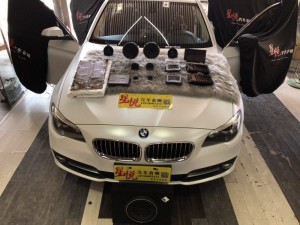 汕頭星悅汽車音響改裝寶馬5系525升級(jí)四門隔音降噪音響改裝意大利赫茲三分頻喚醒寶馬5系的浪漫細(xì)胞