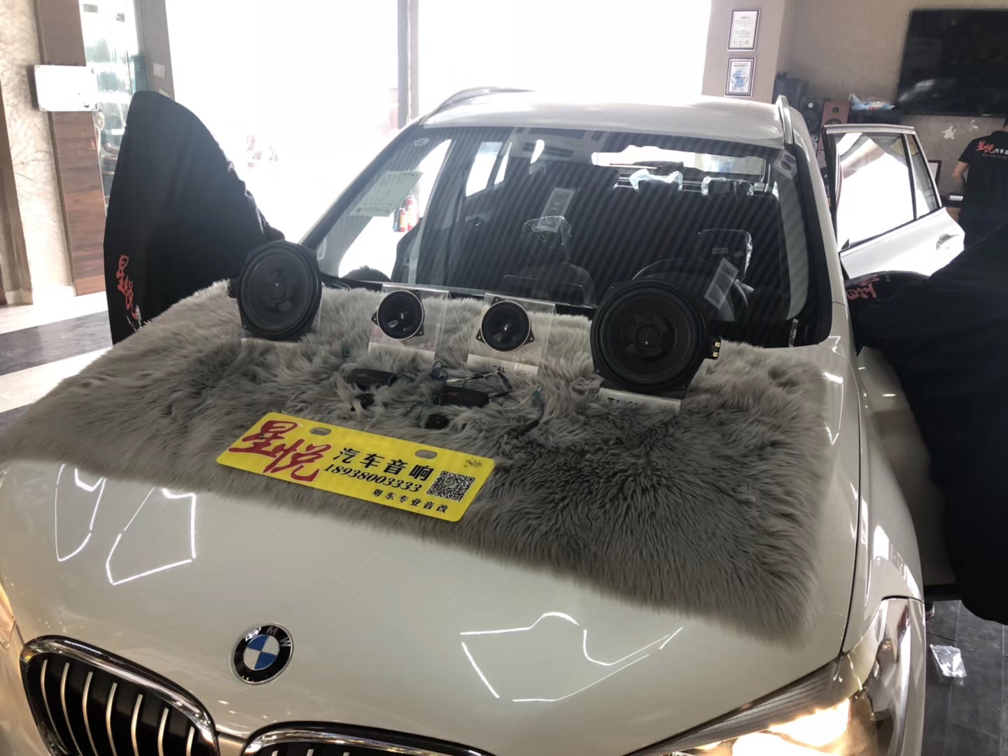 全新寶馬X1升級(jí)專車專用音響汕頭星悅汽車音響寶馬X1美國(guó)CDT搭配德國(guó)麥?zhǔn)死绕囈繇懜难b案例