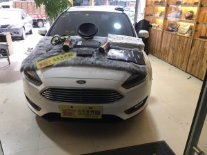 漳州潮音匯汽車音響福特?？怂股壐粢糇鰝€音樂控改裝法國勁浪ES165K2搭配意大利赫茲聲聲動人