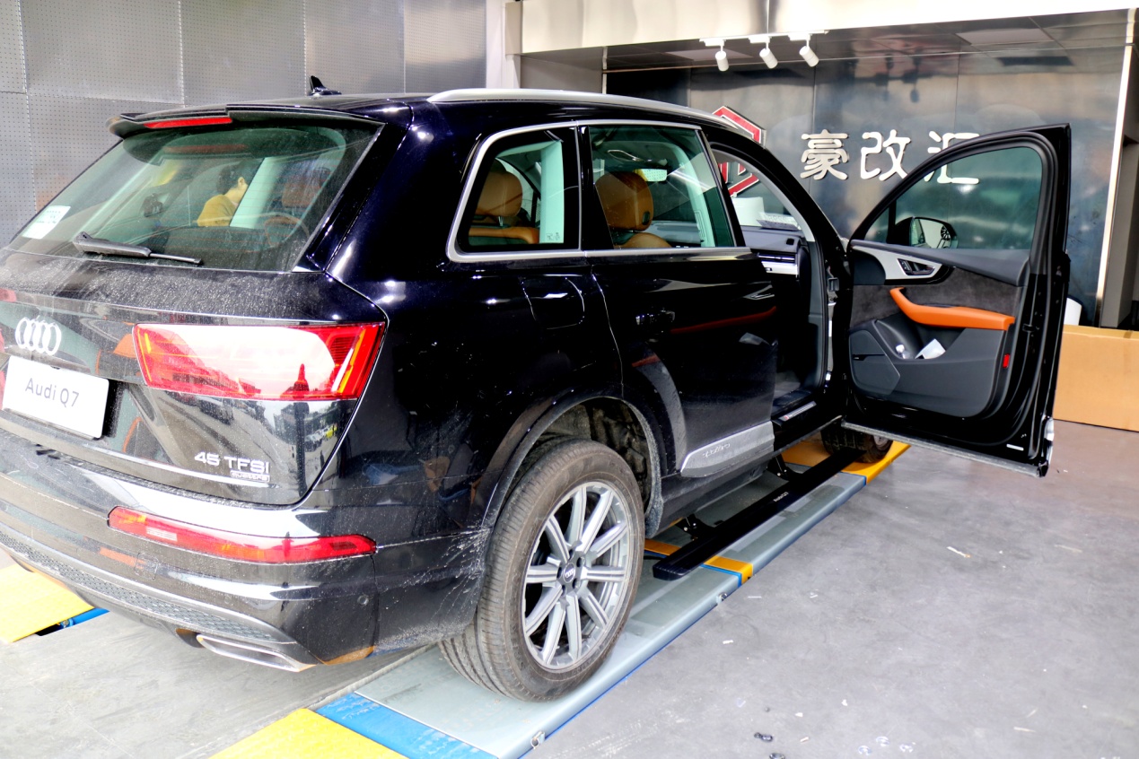 16-18款?yuàn)W迪q7電動(dòng)踏板改裝案例分享  提高檔次還非常實(shí)用