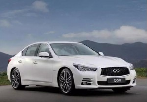 寧波慧聲汽車音響改裝店，英菲尼迪Q50汽車音響升級黃金聲學，四門隔音作業(yè)。
