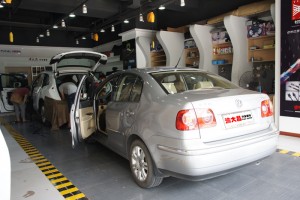 重慶三廂大眾波羅POLO汽車音響改裝德國零點 渝大昌低音備胎倒模，不占尾箱空間