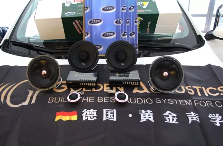 重慶汽車音響改裝哪家專業(yè)？重慶久聲起亞K3升級(jí)改裝黃金聲學(xué)作業(yè)