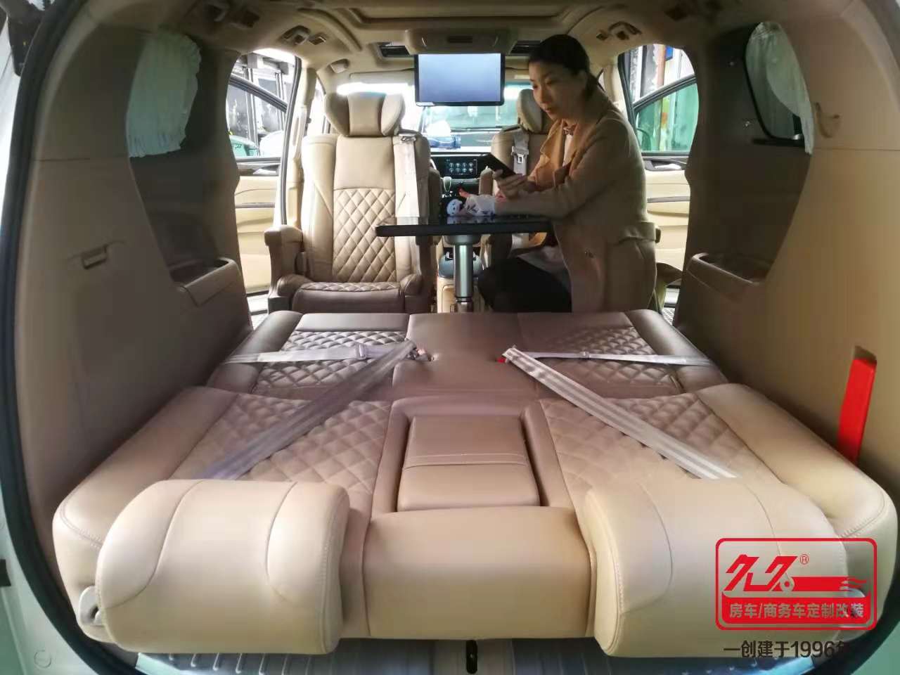 南京剛改裝好的GL8商務(wù)車，為何讓這位美女如此愛不釋手？