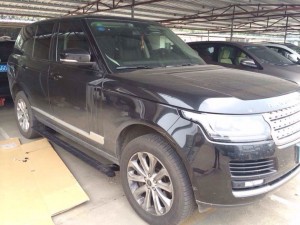 路虎攬勝電動踏板完美升級，有降低登車踩踏高度，方便老人小孩上下車，紳士表現(xiàn)！