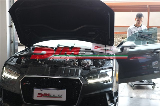 AuDi Rs7 刷完輪胎強烈打滑