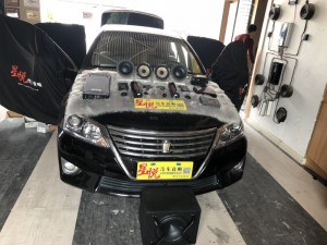 豐田皇冠升級(jí)丹拿242歐迪臣AV4赫茲H8DSP勁浪PS165F喜力仕電容赫茲超低音史泰格隔音汕頭市星悅汽車(chē)音響