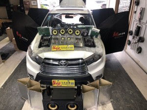 汕頭星悅汽車(chē)音響豐田漢蘭達(dá)改裝法國(guó)勁浪ES165KX3主動(dòng)三分頻搭配喜力仕C FOUR德國(guó)蟒蛇線(xiàn)材再獲新“聲