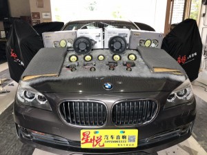 汕頭星悅汽車(chē)音響寶馬7系730改裝史泰格隔音法國(guó)勁浪黃盆三分頻喇叭搭配德國(guó)喜力仕功放處理器尾箱工藝