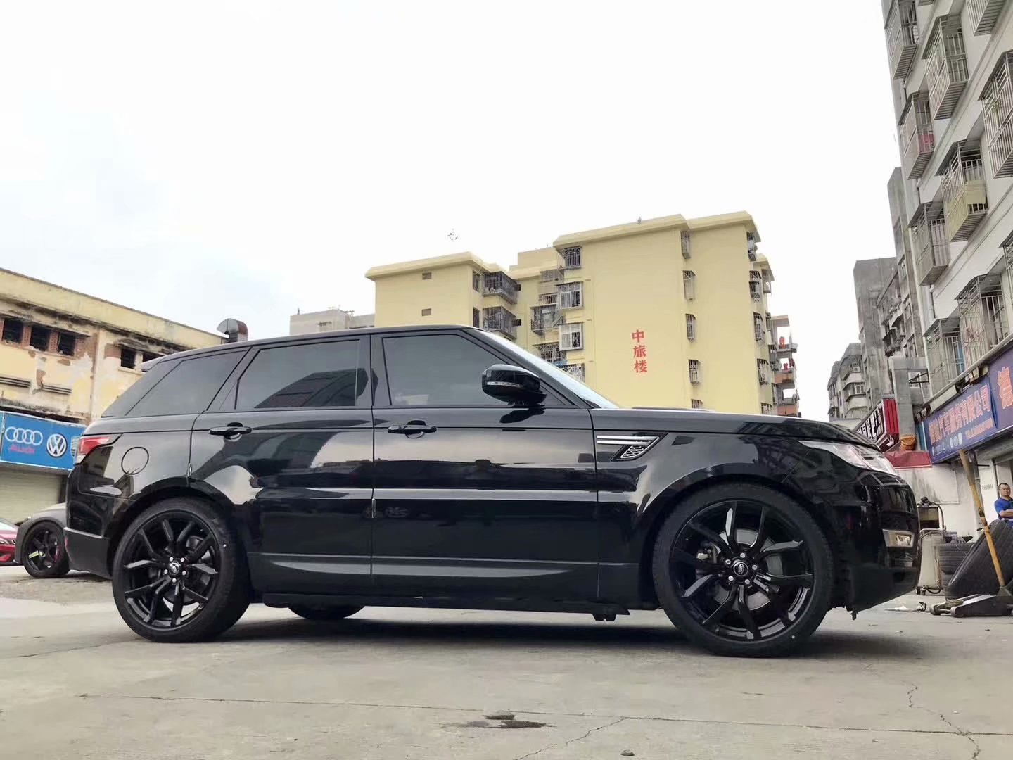 路虎，換 SVR 原廠(chǎng)全新套件 22寸 完工。