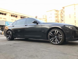 寶馬，換 原廠 20寸 變形金剛完工