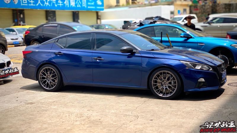 日產(chǎn)天籟 ，換全新 ENKEI PFM1 19寸東陽PXSP 完工