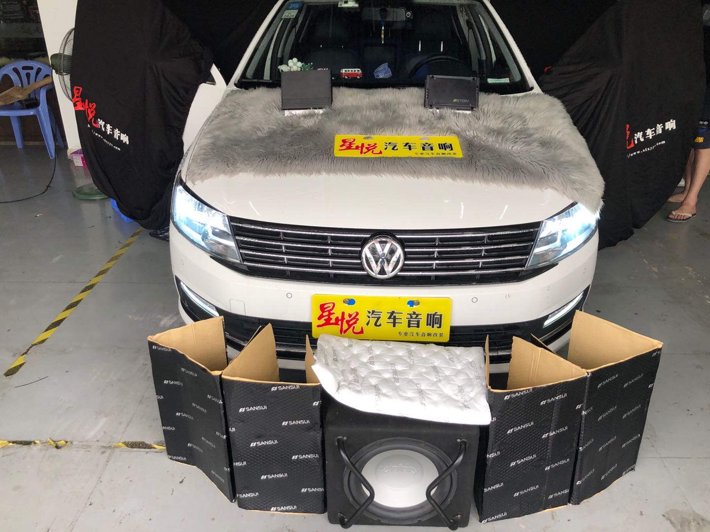 汕頭星悅汽車音響大眾朗逸愛車換一副“好嗓子”升級(jí)四門隔音降噪音響改裝德國(guó)伊蔓PP42DSP加裝燕飛利仕低音