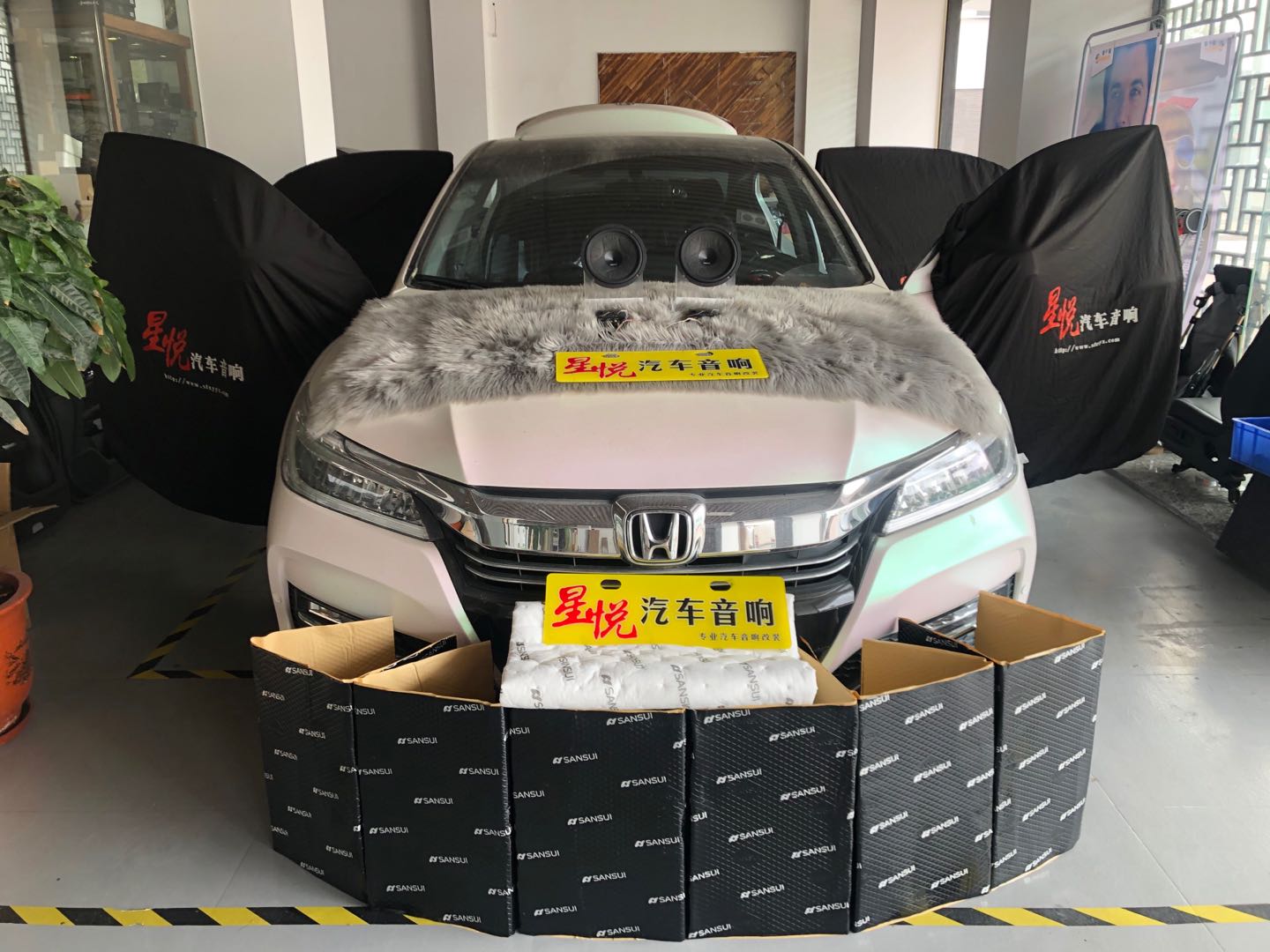 汕頭星悅汽車音響本田雅閣升級(jí)全車山水隔音材料降噪后有效提高整車行駛的舒適感遠(yuǎn)離噪音困擾音響更換喇叭