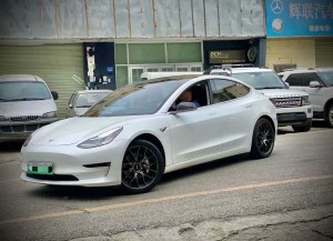 Model 3 換RAYS G27 19寸完工 需要的朋友可以繼續(xù)跟單，還有貨！ ????