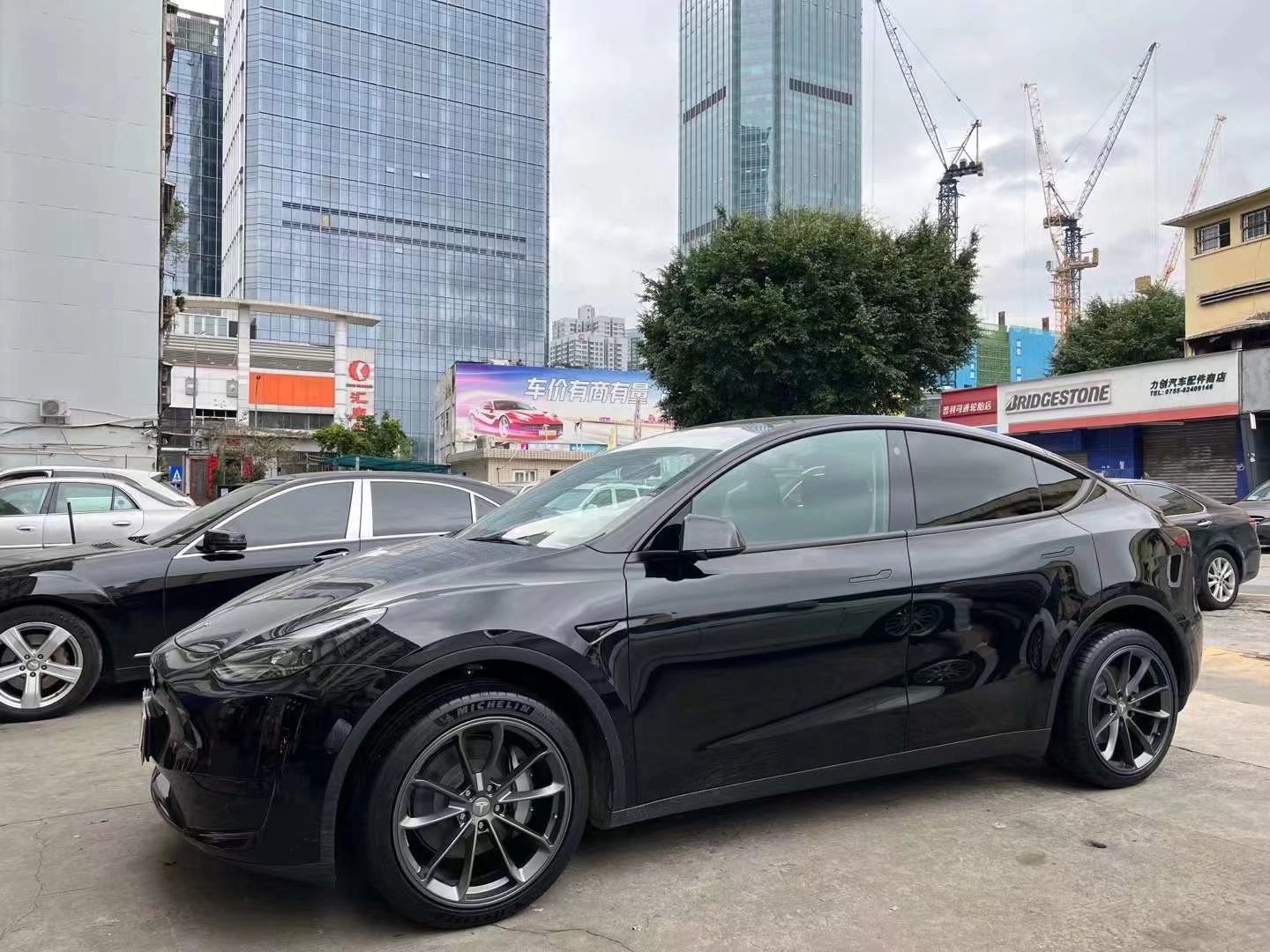 特斯拉Model Y 換TLFW鍛造定制 20寸，搭配米其林輪胎