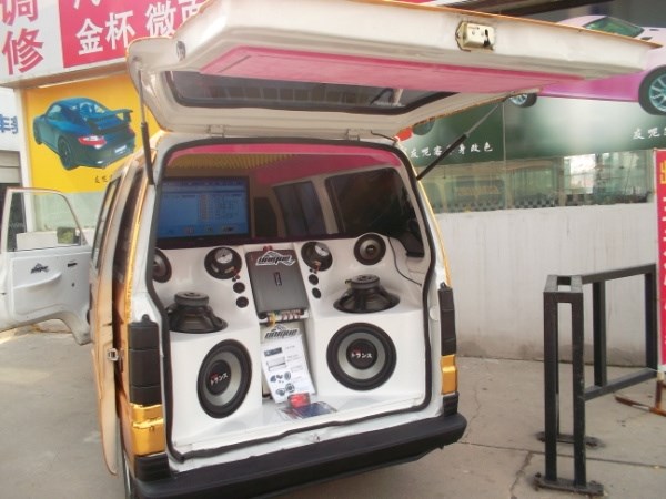 汽車(chē)音響改裝 重金打造黃金小面 面包車(chē)改裝音響