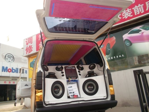 汽車(chē)音響改裝 重金打造黃金小面 面包車(chē)改裝音響