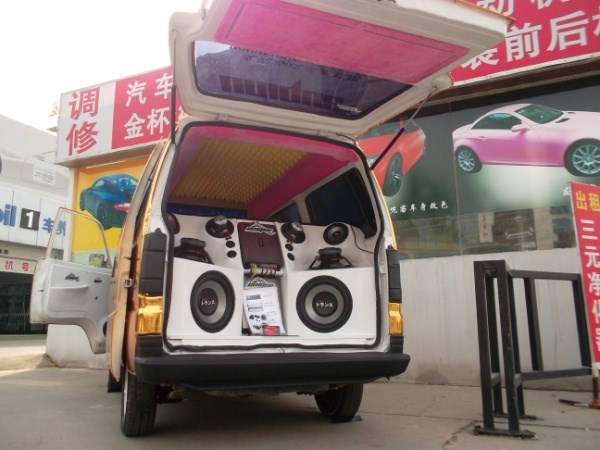 汽車(chē)音響改裝 重金打造黃金小面 面包車(chē)改裝音響