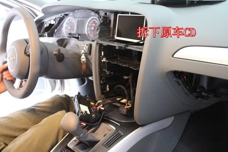 昆明車美樂 奧迪A4L改裝卡仕達領(lǐng)航DVD導(dǎo)航