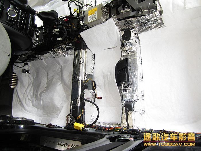 佛山音響改裝·途歌汽車(chē)影音：MINI全車(chē)俄羅斯STP隔音