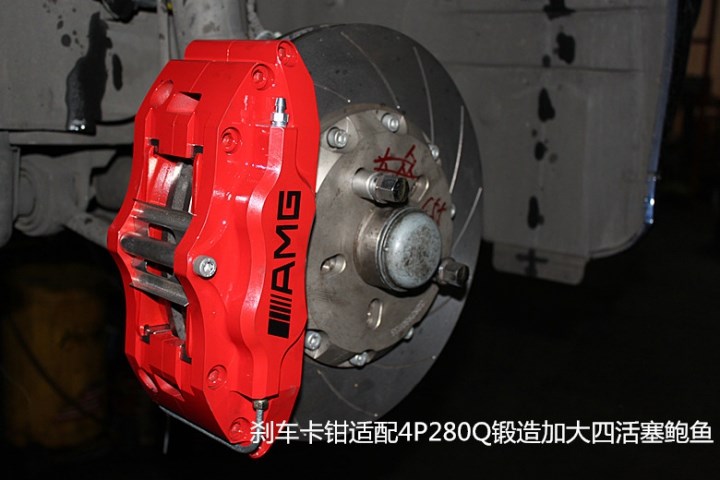 06款奔馳C55升級(jí)前剎車套裝作業(yè)圖！老車換新顏。