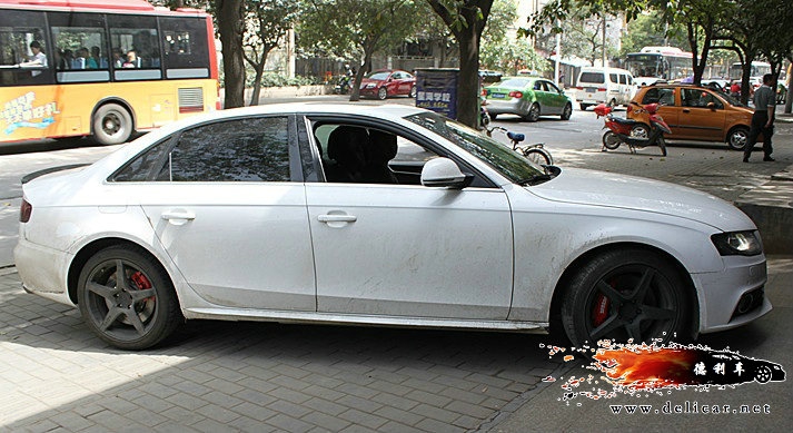 大連改裝店奧迪A4前后升級(jí)UPSOAR剎車套裝作業(yè)圖