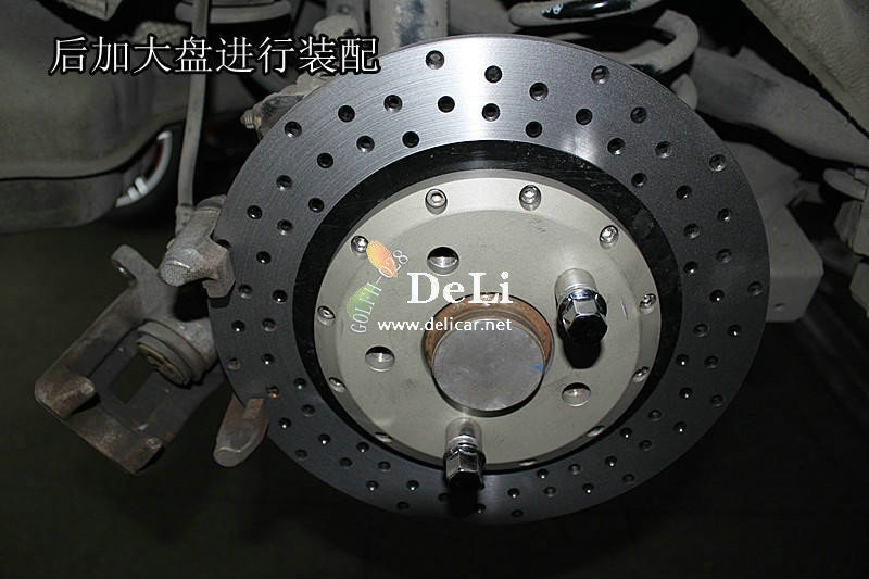 大連改裝店奧迪A4前后升級(jí)UPSOAR剎車套裝作業(yè)圖