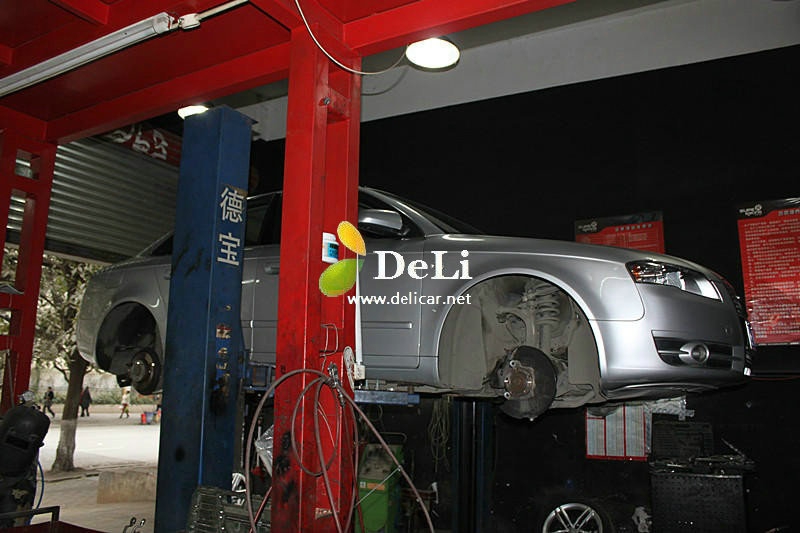 大連改裝店奧迪A4前后升級(jí)UPSOAR剎車套裝作業(yè)圖