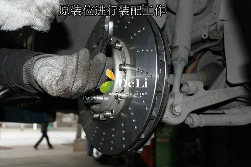 大連改裝店奧迪A4前后升級(jí)UPSOAR剎車套裝作業(yè)圖