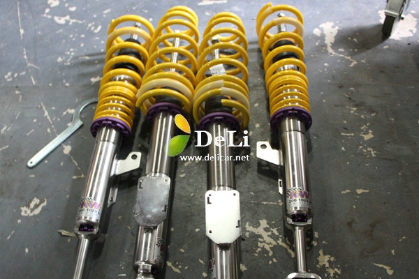 大連德利汽車(chē)改裝新寶馬1系F20左右出排氣管換裝作業(yè)