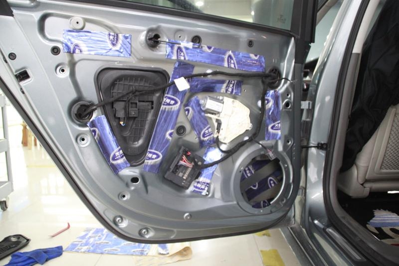 成都華濤奧迪A4L汽車音響改裝曼斯特和大能隔音