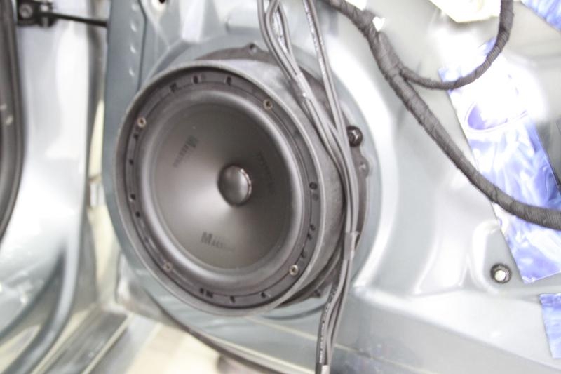 成都華濤奧迪A4L汽車音響改裝曼斯特和大能隔音