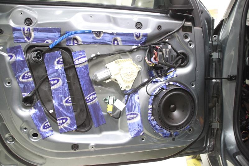 成都華濤奧迪A4L汽車音響改裝曼斯特和大能隔音
