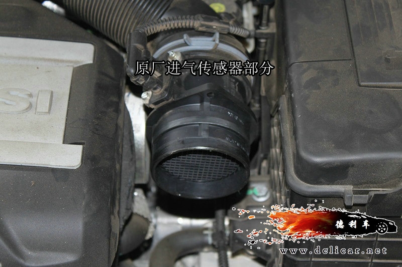 大連德利汽車改裝高爾夫GTI換裝德國oettinger碳纖集氣箱作業(yè)圖