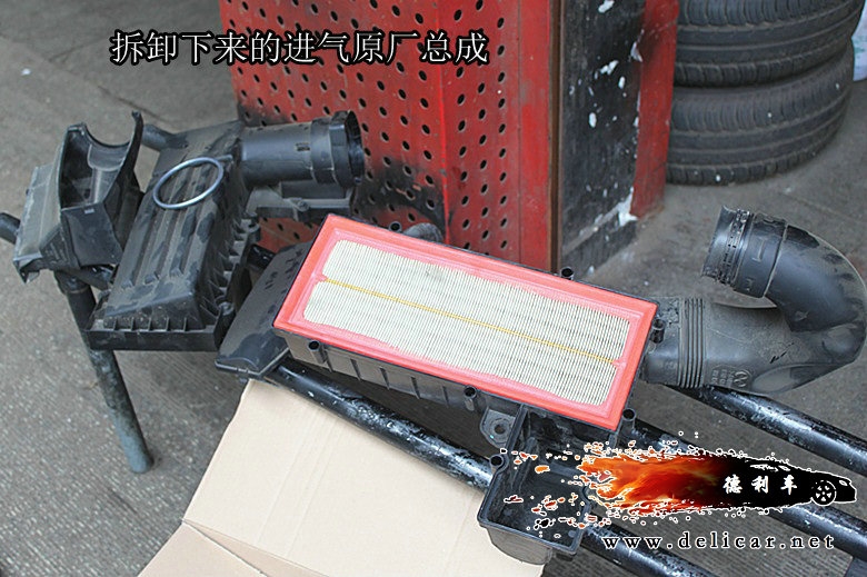 大連德利汽車改裝高爾夫GTI換裝德國oettinger碳纖集氣箱作業(yè)圖