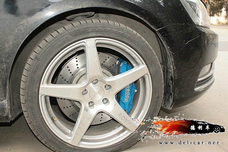 大連德利汽車改裝邁騰升級(jí)前后UPSOAR剎車套裝作業(yè)