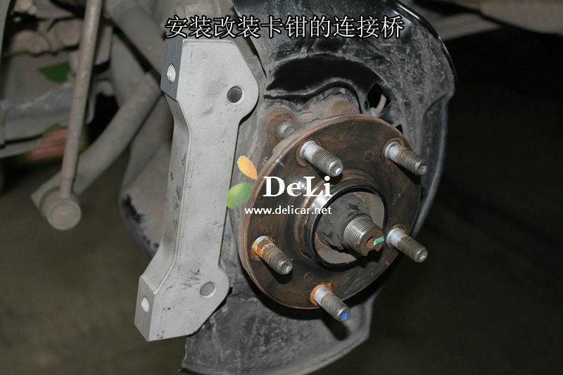 大連德利汽車(chē)改裝豐田RAV4升級(jí)UPSOAR前剎車(chē)套裝作業(yè)圖