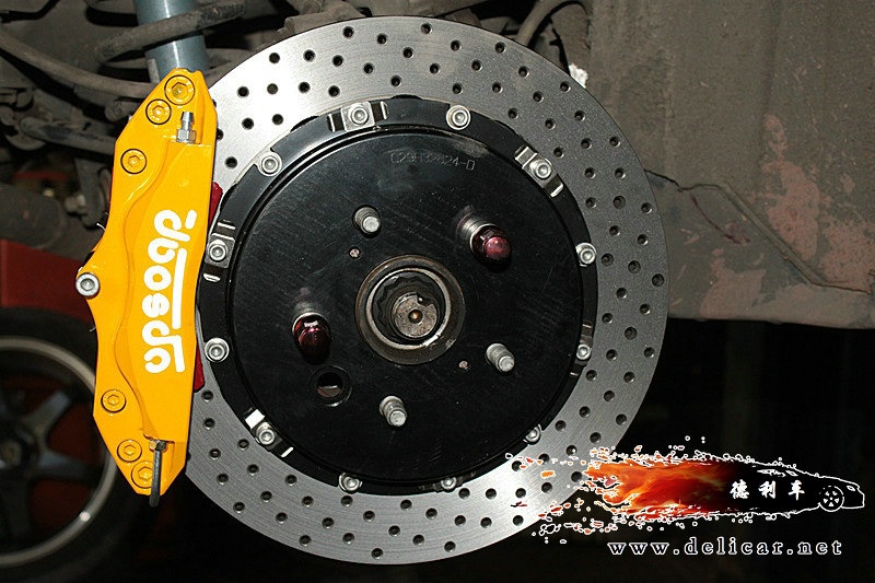 大連德利汽車改裝新銳志改裝UPSOAR前后剎車套裝作業(yè)圖