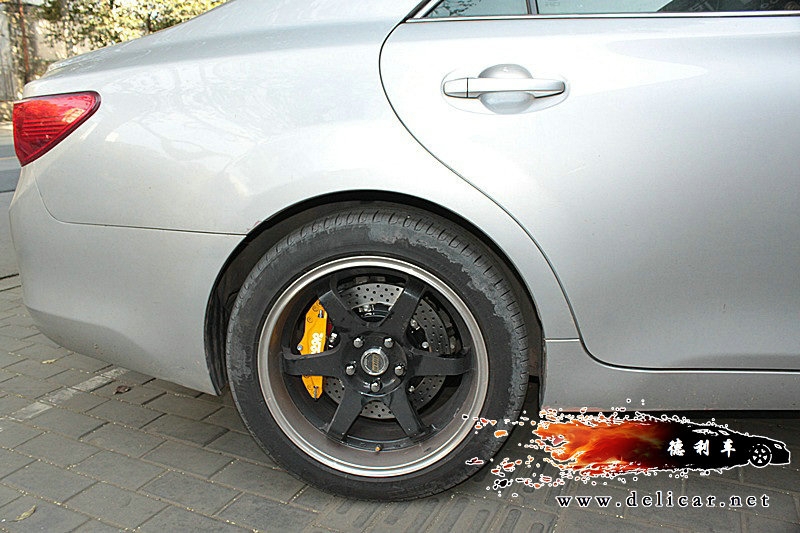 大連德利汽車改裝新銳志改裝UPSOAR前后剎車套裝作業(yè)圖