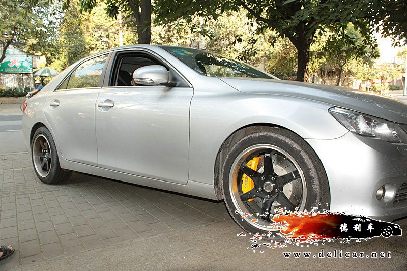 大連德利汽車改裝新銳志改裝UPSOAR前后剎車套裝作業(yè)圖