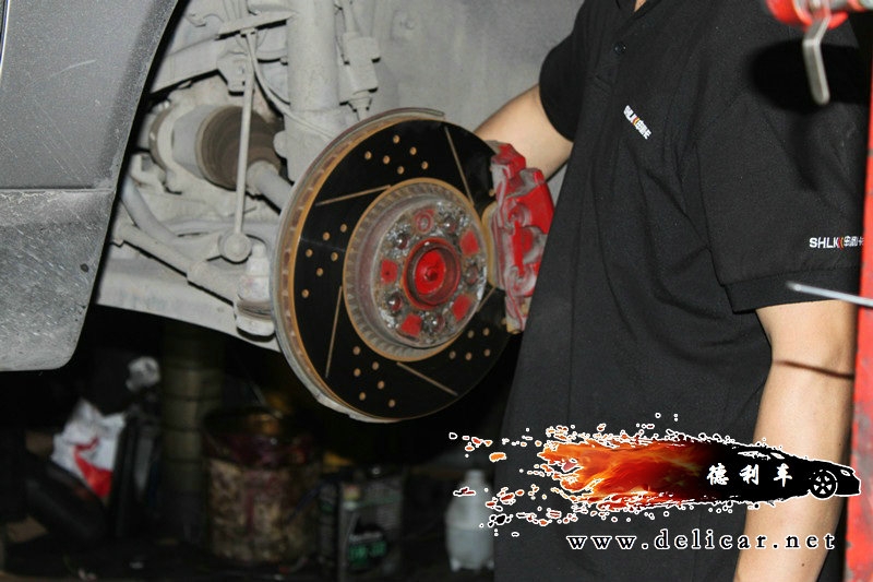 大連德利汽車改裝S80L改裝UPSOAR前后剎車套裝作業(yè)圖