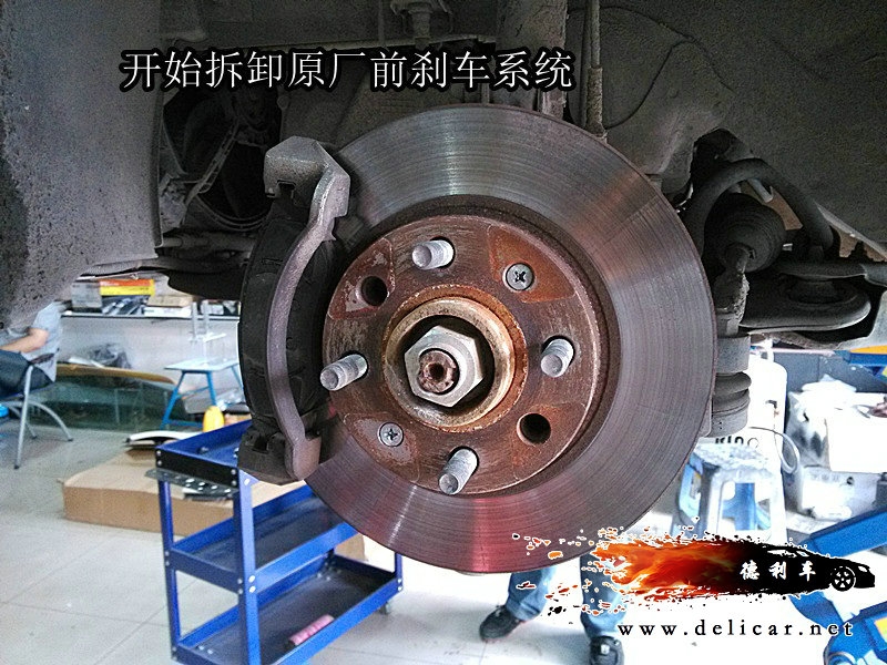 大連德利汽車改裝樂風(fēng)升級UPSOAR4P178卡鉗300mm剎車套裝作業(yè)