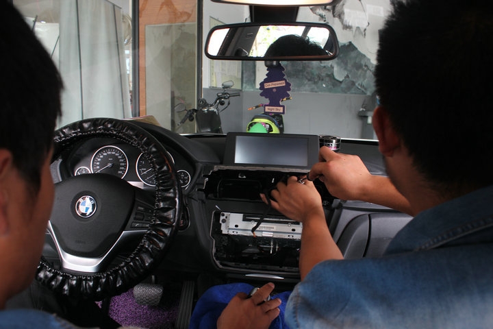 【車鎮(zhèn)改裝】320升級(jí)手寫(xiě)大旋鈕、NBT主機(jī)、倒車影像