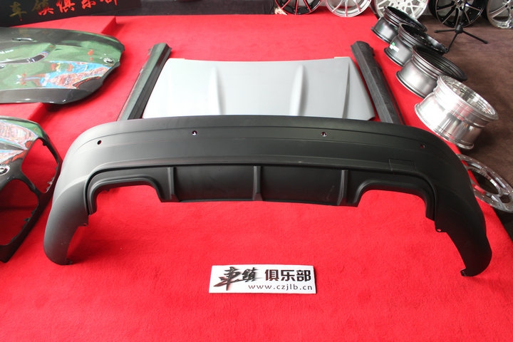 【車(chē)鎮(zhèn)改裝】奔馳C200改裝AMG前后包圍 輪轂 排氣